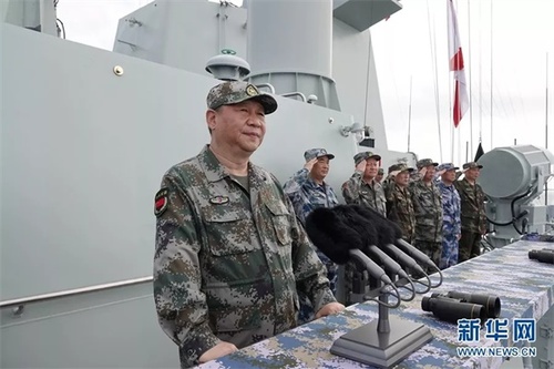 2018年4月12日上午，中央军委在南海海域隆重举行海上阅兵，展示人民海军崭新面貌，激发强国强军坚定信念。习近平检阅部队并发表重要讲话。这是习近平检阅海上编队。新华社记者 李刚 摄