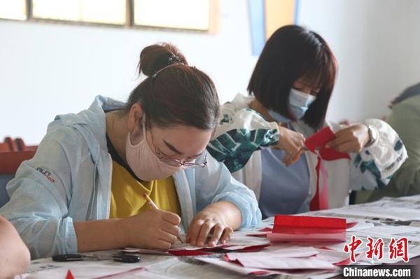 学员们认真练习剪纸艺术。　尤倩 摄