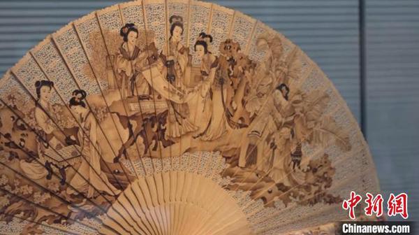 6月13日，在上海中心举行的扇子展吸引了不少观众。　徐明睿 摄