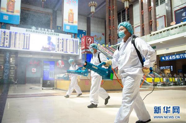 　6月18日，北京站工作人员在候车大厅进行消杀作业。 自6月16日北京市突发公共卫生应急响应级别由三级调至二级后，北京站加大防控力度，加强消杀、测温等工作，并根据客流情况，动态调整列车开行对数。 新华社发（陈钟昊摄）