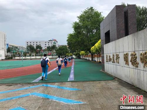 初三学生返校备战中考 苍雁 摄