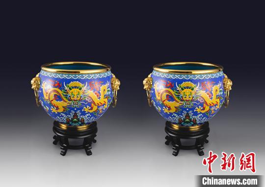 景泰蓝《盛世吉祥？大龙缸》以神秘玛瑙蓝、高贵帝王黄为主色调，以故宫正龙纹为主纹饰，辅以如意云头纹、江崖海水纹等皇家传统纹饰点缀，五爪金龙威武雄视，寓意吉祥富贵、国泰民安。　孙亚征 摄