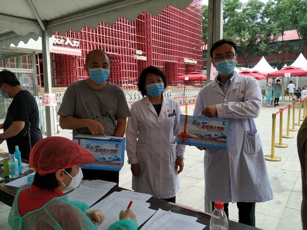 刘富勇委员向参与核酸检测人员赠送清凉饮料