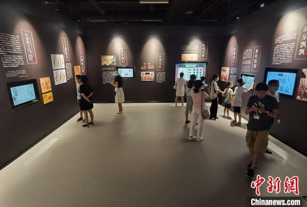 观众参观“壁画的平行世界——狄仁杰带你探北朝”展览。　胡健 摄