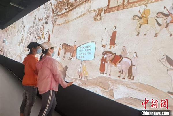观众参观“壁画的平行世界——狄仁杰带你探北朝”展览。　胡健 摄
