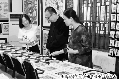 潘鲁生委员（中）再访金山农民画