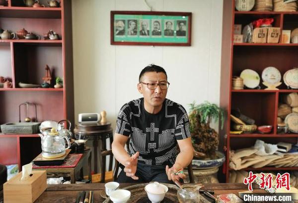 图为阚立文正在向记者介绍自己的想法。　李爱平 摄