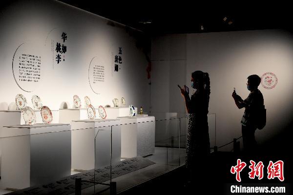 市民在展品前拍照。　安源 摄