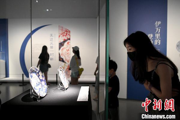 市民欣赏展品。　安源 摄