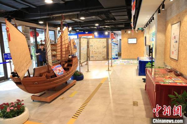 展览用邮品讲述上海国际航运中心的建设历程。　王雨青 摄