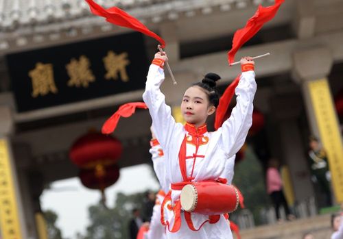 公祭轩辕黄帝典礼上小演员在黄帝陵轩辕庙前表演腰鼓（新华社记者李一博 摄）
