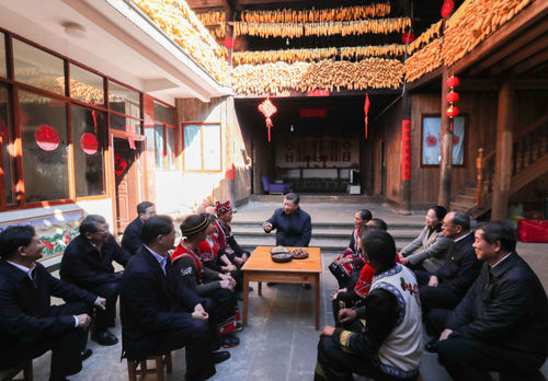 　　2020年1月19日下午，习近平在腾冲市清水乡三家村中寨司莫拉佤族村，同村民李发顺一家聊家常，详细询问脱贫情况（新华社记者鞠鹏 摄）
