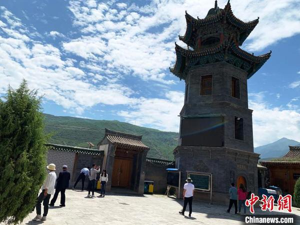 图为地处“三教一街”的隆务清真大寺。　孙睿 摄