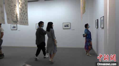 图为观众在制纸人展厅看展。　刀志楠 摄