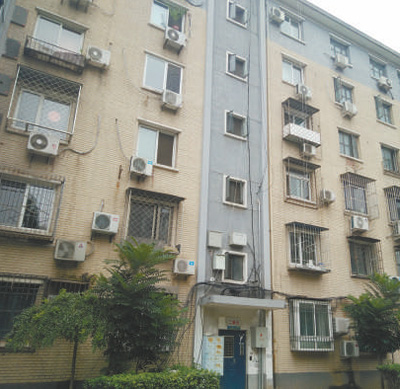 北京市海淀区毛纺北小区加装电梯前后对比。资料图片