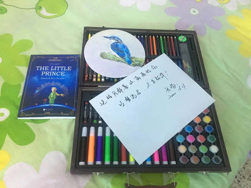小涵收到的彩笔套装。　（密云团区委供图）