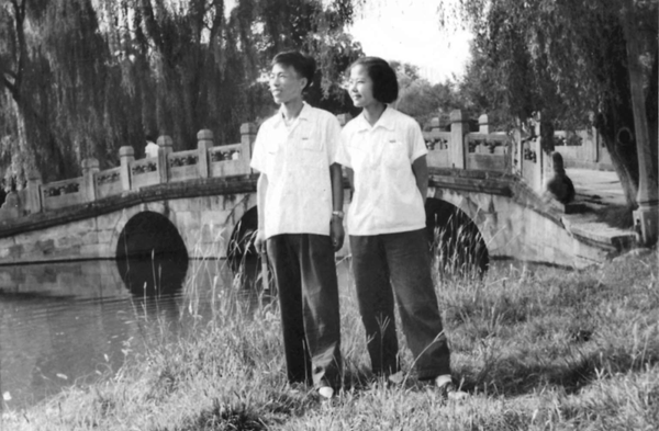 3 1963年夏 毕业离别前樊锦诗与彭金章合影