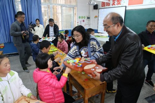 中国原子能党委副书记刘振河在石柱县金彰小学进行慰问