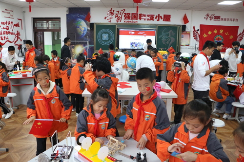 1 延安希望小学的同学们在“学习强国”科技小屋体验科技的奥秘。唐雕摄