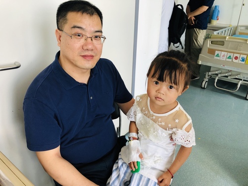 作者在探望六安市赴京治疗患儿。