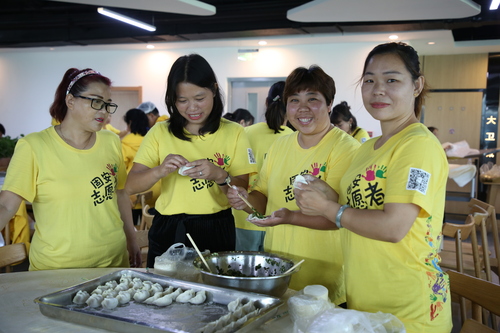 志愿者包饺子庆祝节日（固安幸福志愿服务会供图）
