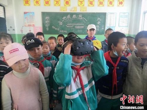 学生体验VR虚拟现实。　马杰　摄