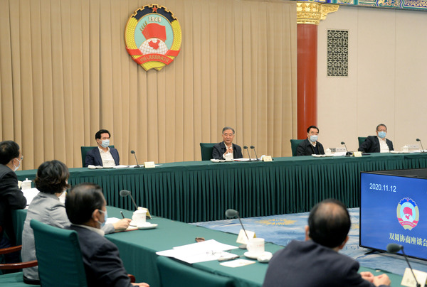 日前，十三届全国政协第43次双周协商座谈会在北京召开。中共中央政治局常委、全国政协主席汪洋主持会议。 本报记者 齐波 摄