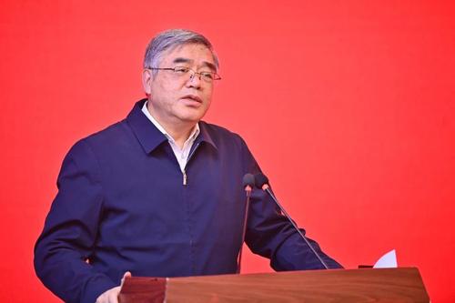 民进中央副主席、全国政协常务委员兼副秘书长朱永新发表演讲