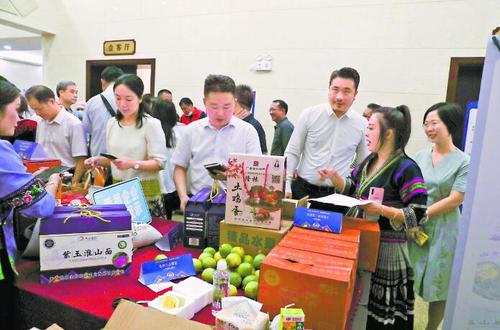 自治区政协委员、各界爱心人士踊跃釆购扶贫特色产品。