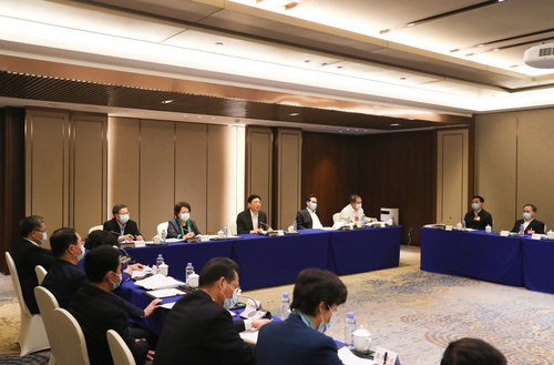 1月20日下午，广西壮族自治区政协党组书记、十二届四次会议临时党委书记孙大伟参加讨论常委会工作报告和提案工作情况报告。覃文宇摄