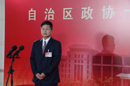 广西壮族自治区政协委员、自治区环保科研院教授级高级工程师曾广庆 肖亮升摄
