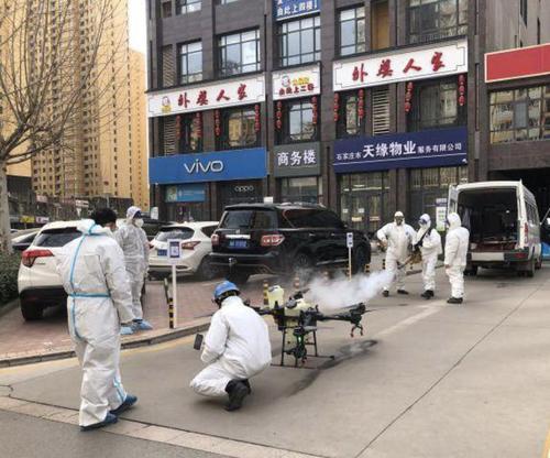 石家庄蓝天救援队启动无人机进行防疫消杀作业。石家庄蓝天救援队供图