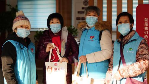社区社会组织为社区工作人员送祝福 历下善治供图