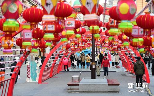 市民从花灯下走过