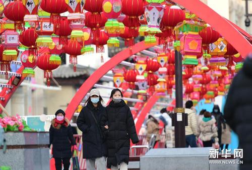 2月1日，在沈阳中街，市民从花灯下走过。新华社记者 杨青 摄