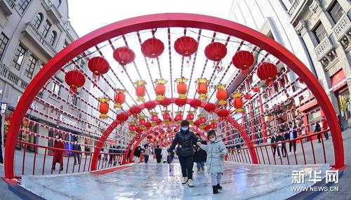 　　2月1日，在沈阳中街，市民从花灯下走过。新华社记者 杨青 摄