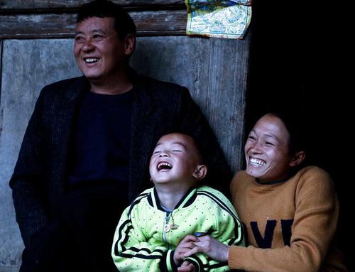 刘立万说：“我们现在很知足，不仅自己过上了好日子，还能给那么多人带来快乐、鼓励。”图为刘立万一家。