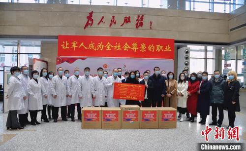 辽宁省侨联医疗物资捐赠仪式现场。　袁娜 摄
