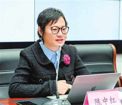 全国政协委员陈中红在基层倾听民意