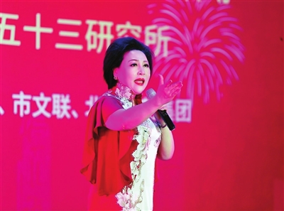 籍薇为基层留津过年人员演出