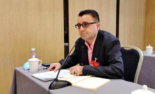 在少数民族界小组讨论会上，来自新疆的塔吉克族、玉克赛克•西加艾提委员动情讲述脱贫攻坚工作过程中的感人故事，他说：“今年是他担任委员第四年，也是他驻村扶贫第四年！” 特邀委员记者 茸芭莘那摄