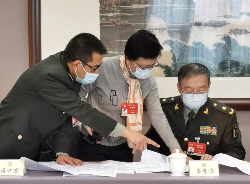 3月9日，在教育界小组讨论会结束后，姜鲁鸣（右）与满开宏（左）等关心国家人才培养的将军委员，在听取了鲁昕委员（中）对职业院校新专业目录修（制）订工作介绍后，纷纷为职教新专业点赞。特邀委员记者 韩鲁佳 摄
