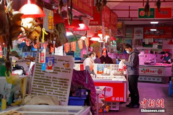 资料图：市民在农贸市场内选购食品。 殷立勤 摄