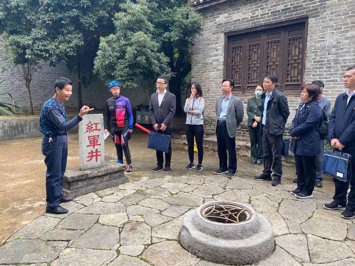 （游客在红军井前倾听红八军在龙州浴血奋战的历史。 龙州县文旅局供图）