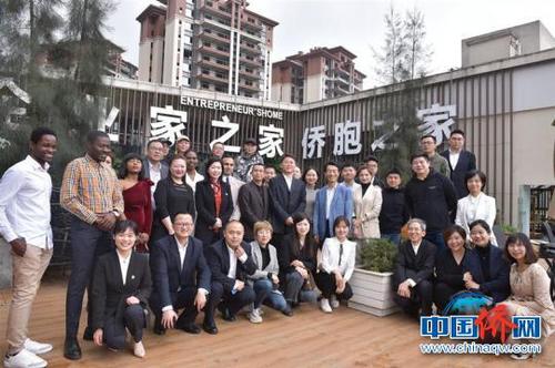 嘉宾合影留念。　庄歌儿 　摄