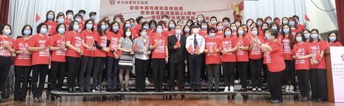 活动中，大家手持国旗、区旗，一起高唱《歌(262719)-20210420141202