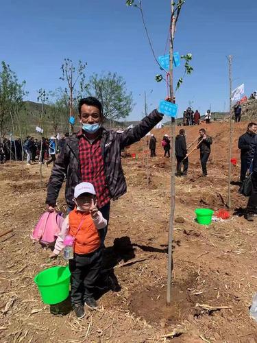 丹增更吉和爸爸桑吉扎西在植树现场共同种下“同心”树