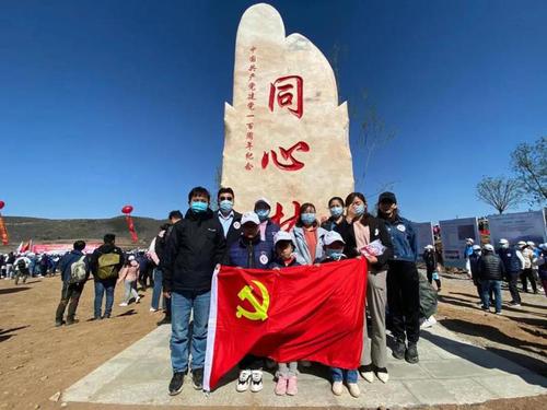 州委统战部工作人员和孩子及家长们在活动现场“感党恩”合影留念