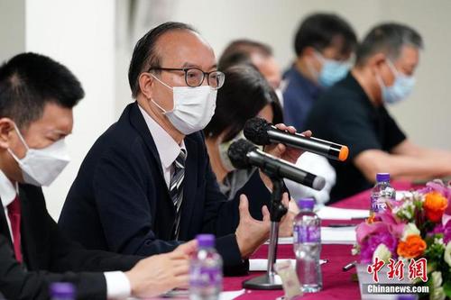 图为全国人大代表、香港立法会议员马逢国（左二）发言。 中新社记者 张炜 摄