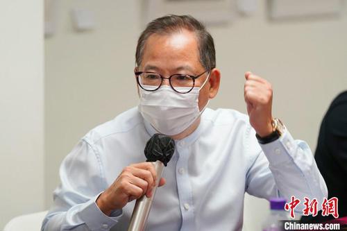 图为第十二届全国人大代表、香港中华文化总会名誉会长张明敏发言。 中新社记者 张炜 摄